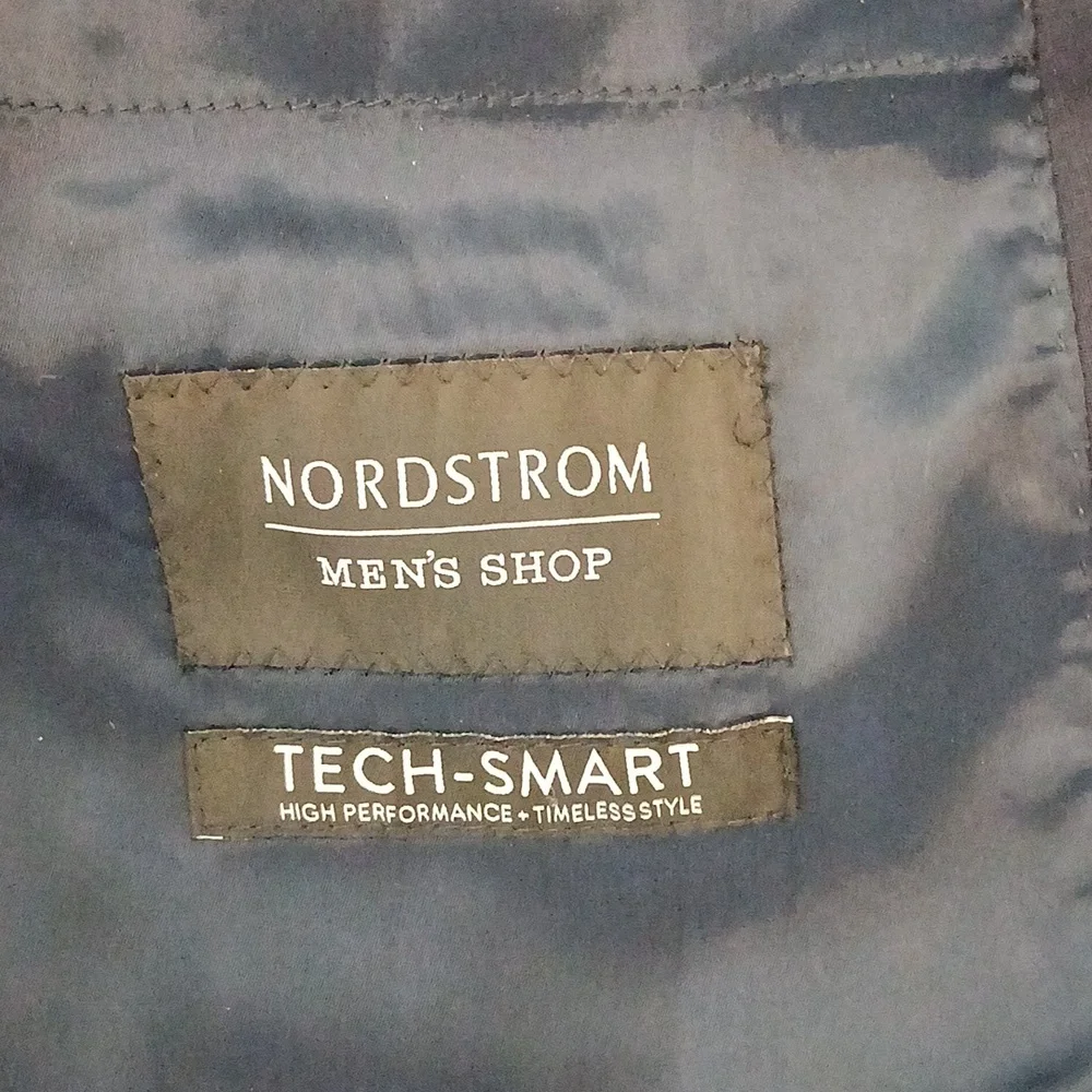 Nordstoms Tech-Smart Men's Navy Blazer, 2 Button, Single Breast Pocket, Size 40S - Picture 3 of 8